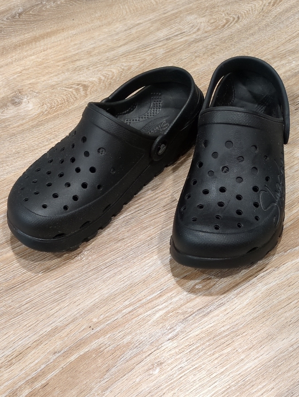 Skechers Arch fit Black Ventilated Slip-On Clogs Women's size 9
